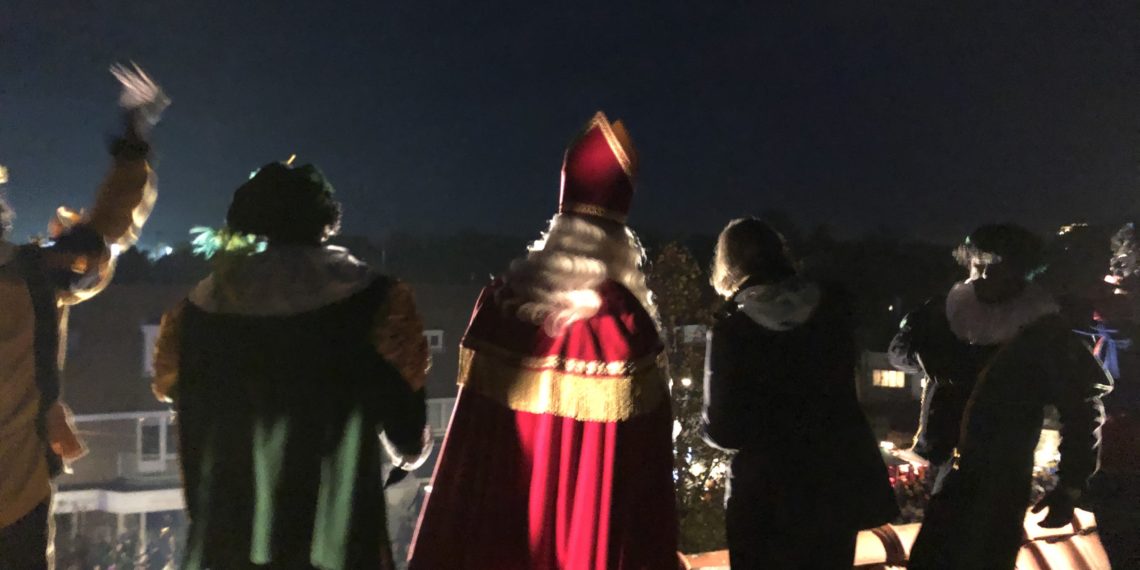 Jan van Goyenstraat in Heemstede stroomt vol met kinderen voor Sint op het dak