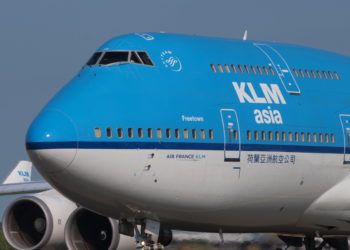 KLM deelt mondkapjes uit aan bemanning