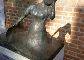 Beeld Kortjakje bij Waalse Kerk van sokkel gestolen