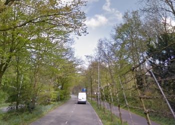 Lantaarnpaal doormidden na klap van auto