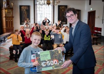 Blije Jamie wint superprijs van de Kerstbomenactie