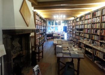 Burgemeester krijgt de eerste nieuwe boekenbon