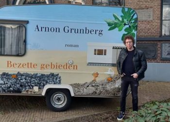 Schrijver Arnon Grunberg vertelt over zijn nieuwste boek ‘Bezette Gebieden’ – en over zijn caravan