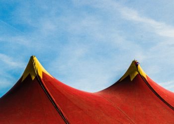 Kerstcircus Renz houdt zich kranig na brand in opslag