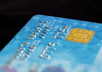 Waarschuwing voor ouderen: “Pas op met personen die hulp aanbieden”