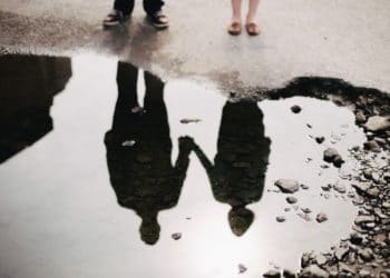 Relatiestress door de coronacrisis: 3 weken lang op de lip van je partner. Hoe ga je daar mee om?