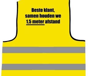 Supermarktpersoneel hult zich in waarschuwingshesjes