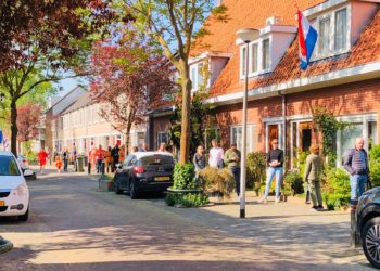 Lange rij bij bakker op Binnenweg