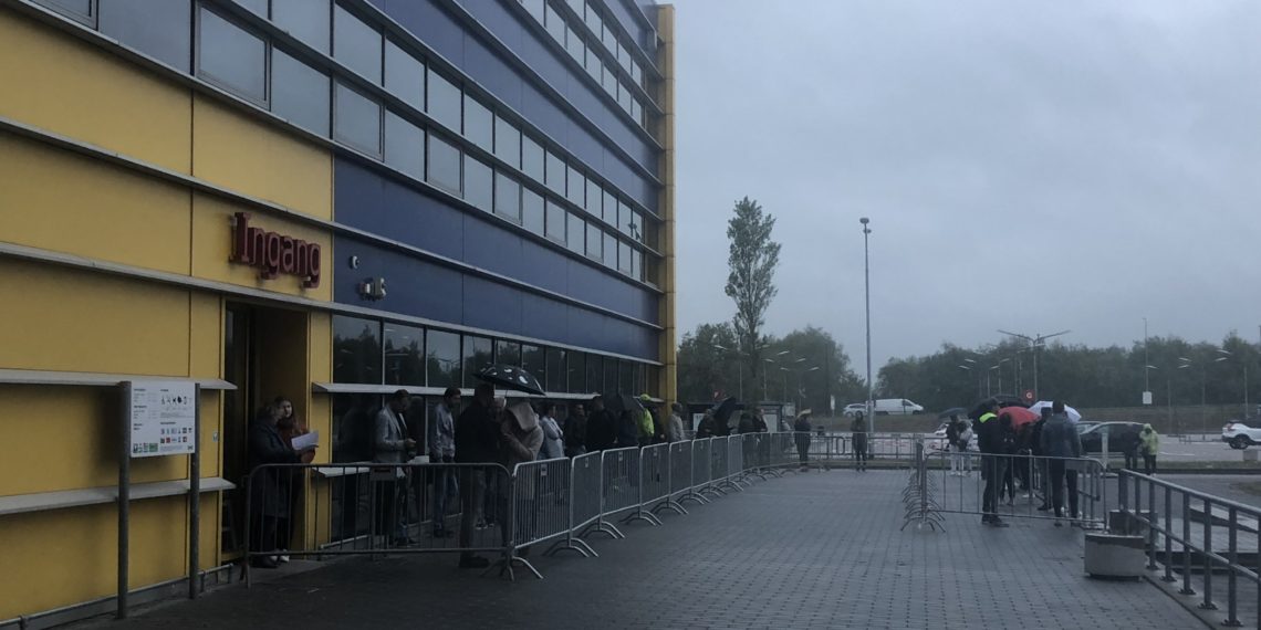 IKEA weer open; lange rij voor de deur in Haarlem