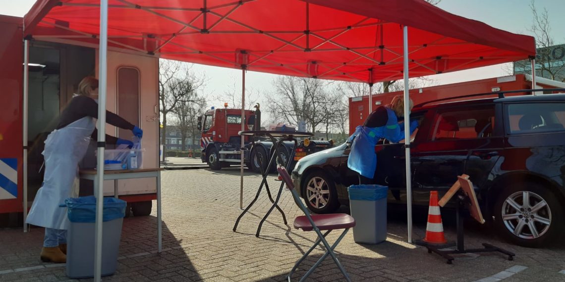 Een coronatest drive-trough. Hoe werkt dat? We vroegen het de GGD