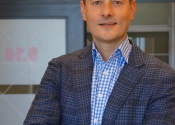 Een mooi gebaar: bloemen uitdelen aan de ouderen