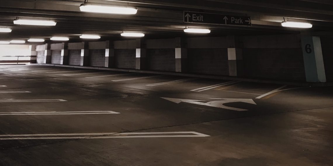 Schiphol sluit parkeerterreinen