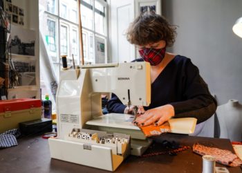 Haarlemse Madelief Geus naait stijlvolle mondkapjes