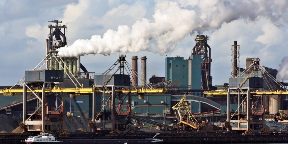 Medewerkers Tata Steel leggen werk neer na ontslag directeur en eisen uitleg