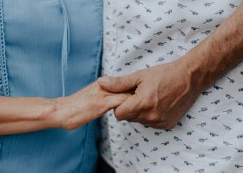 Verpleeghuizen mogen voorzichtig weer bezoek ontvangen