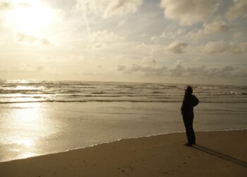 Surfers hangen rouwvlaggen op in Zandvoort