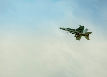 F-16 landt op Schiphol na botsing met vogel