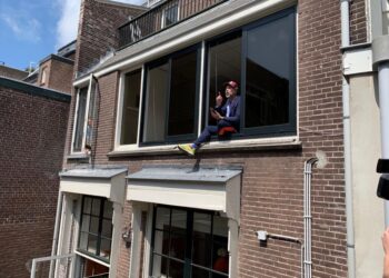 Roeland Fernhout draagt voor aan de leerlingen van het Stedelijk Gymnasium in Haarlem