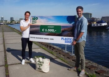 Haarlems tassenmerk geeft drieduizend euro aan goede doel