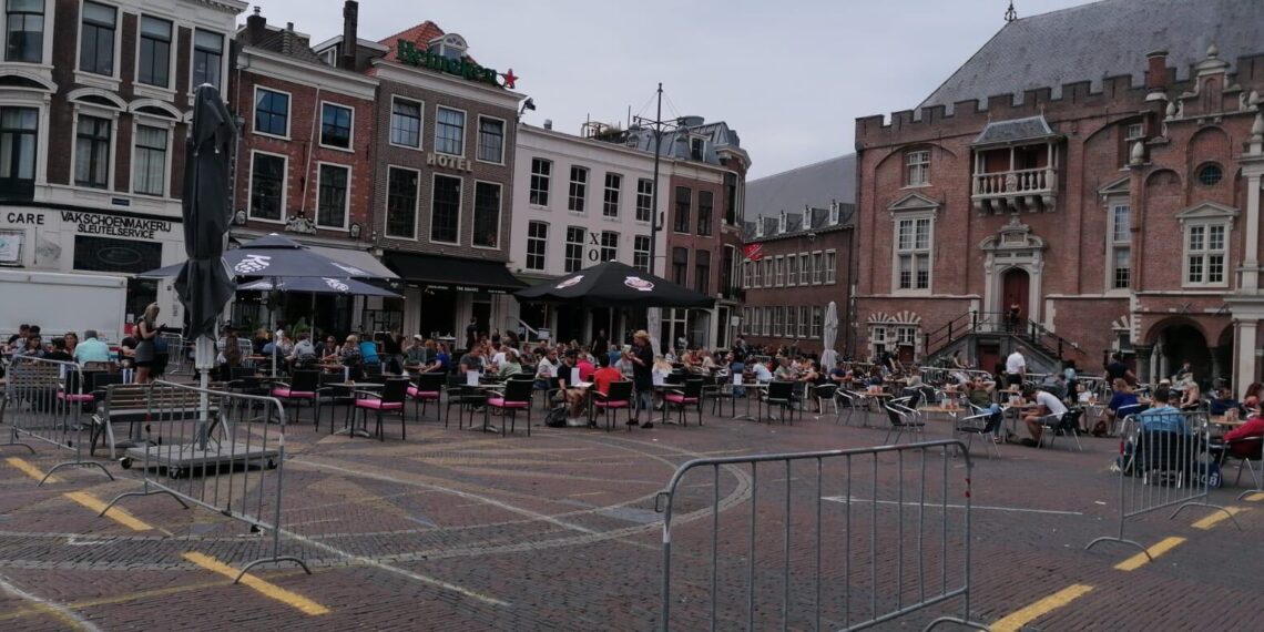 Verslaggever Albert schuift aan op een terras aan de Grote Markt