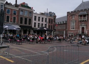 Verslaggever Albert schuift aan op een terras aan de Grote Markt
