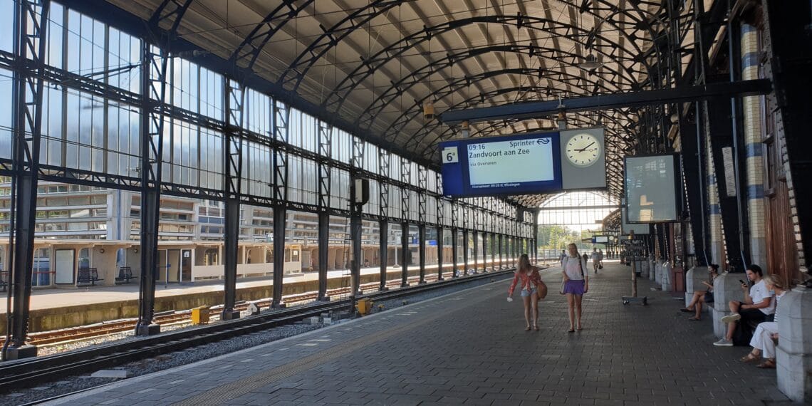 “Afstand houden in trein richting Zandvoort is onmogelijk”