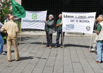 Protest tegen zomeropening IJsbaan Haarlem