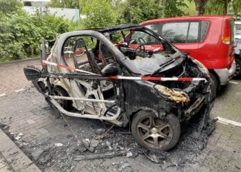 Brandweer vier keer op één nacht in de weer met autobranden in Haarlem
