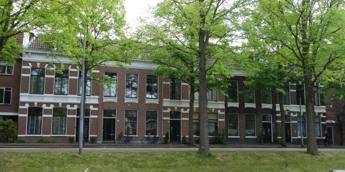 Motorrijder crasht en slaat op de vlucht