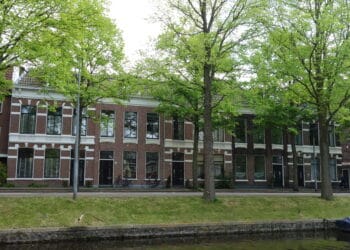 Motorrijder crasht en slaat op de vlucht