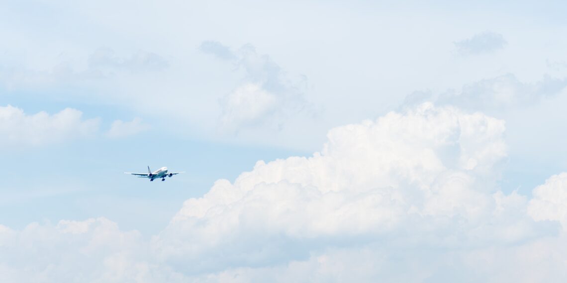 Automobilist ‘ziet ze vliegen’ op Schiphol