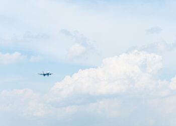 Automobilist ‘ziet ze vliegen’ op Schiphol