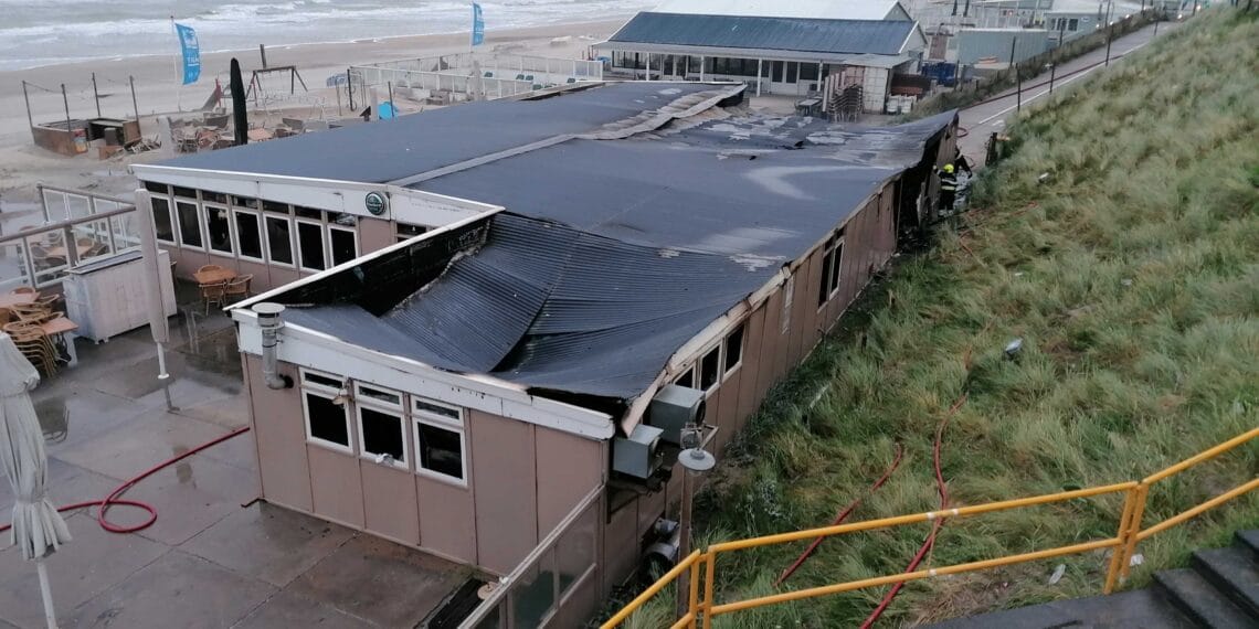 Grote brand verwoest strandtent in Zandvoort