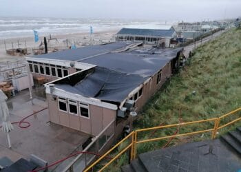 Grote brand verwoest strandtent in Zandvoort