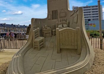 Zandkunstenaar Maxim Gazendam geeft bouwtips voor het ultieme zandkasteel