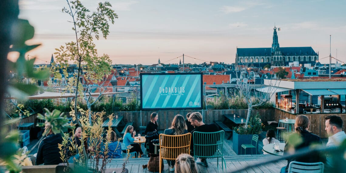 Avondje uit in Haarlem? Bij DeDAKKAS kijk je films in de buitenlucht