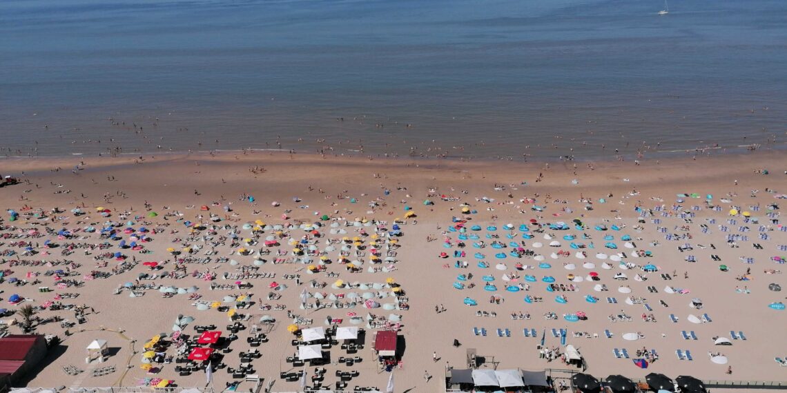 “Gezellig druk aan de kust”