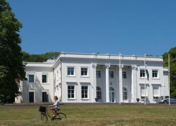 Wethouder Susanne De Roy van Zuydewijn over huisvesting statushouders in Bloemendaal