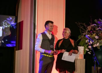 “De gelukkige HOP winnaar 2020 Gerard Koelewijn met rechts juryvoorzitter Masha Vos (foto: Adam van Noort).”
