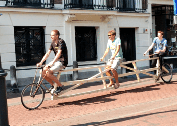 Haarlemse twintigers maken een tandem voor drie personen