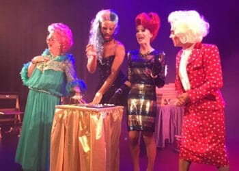 Online Dragqueenbingo wil je het gevoel van een avondje uit bezorgen