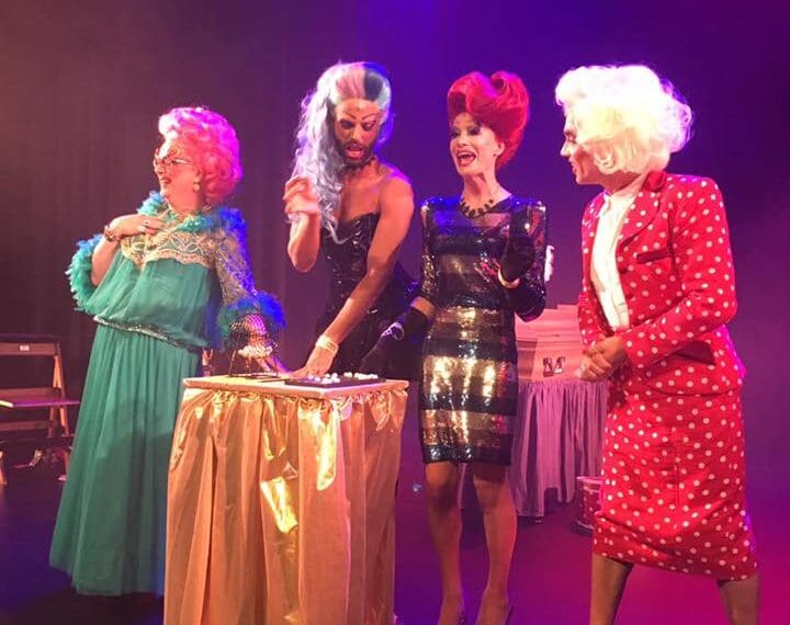 Online Dragqueenbingo wil je het gevoel van een avondje uit bezorgen
