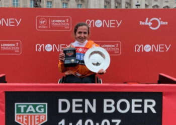 Haarlemse rolstoelracer wint marathon in Londen en mag naar Paralympische spelen in Tokyo
