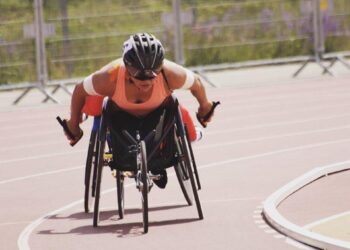 Rolstoelracer Nikita den Boer vertelt over het winnen van de marathon