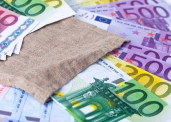 Man en vrouw stelen vijfduizend euro van oude Haarlemse dame