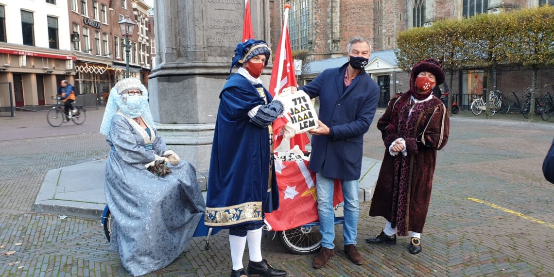 Organisatie Haarlem 775 jaar schenkt ‘borreltassen’ aan Voedselbank