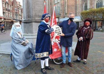 Organisatie Haarlem 775 jaar schenkt ‘borreltassen’ aan Voedselbank