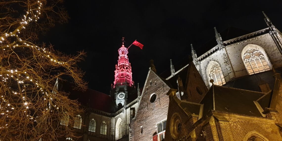 Nieuw lichtkunstwerk siert toren van St.-Bavokerk