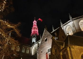 Nieuw lichtkunstwerk siert toren van St.-Bavokerk