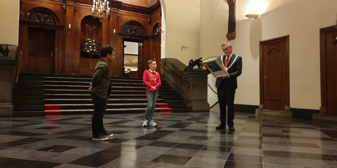 Roel van Velzen biedt Haarlem-lied aan burgemeester Wienen aan